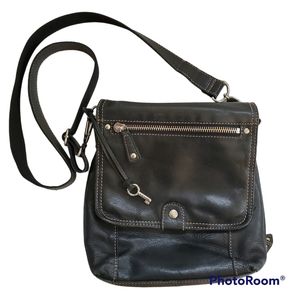 Fossil black leather crossbody bag silver hardware purse zipper magnetic closure